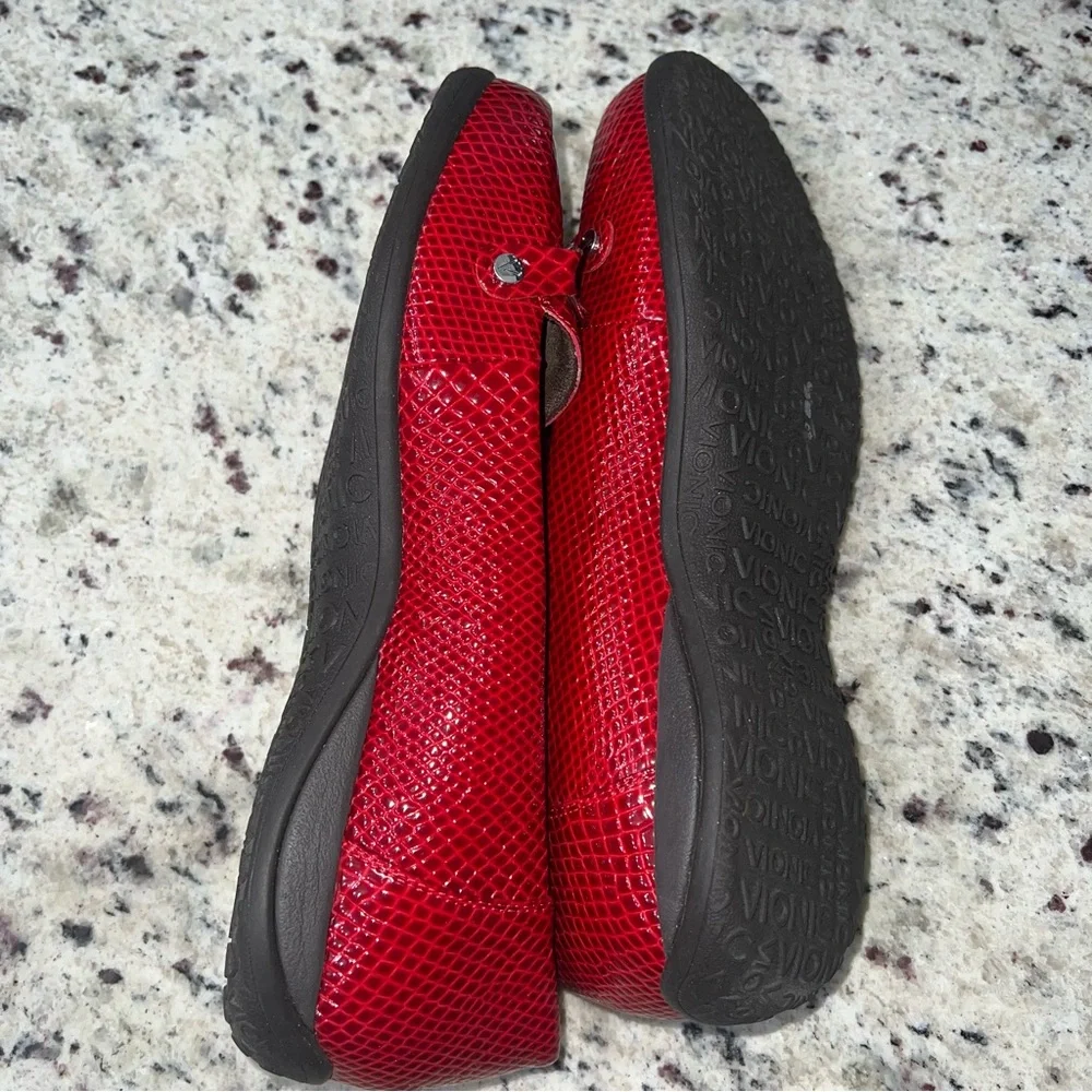 Vionic Women's Red Loafers size 10 never worn - Picture 6 of 8